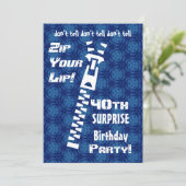 40. ÜBERRASCHUNG Geburtstag Blaues Muster Zip Lip  Einladung (Stehend Vorderseite)