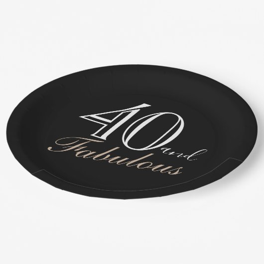40 und fabelhafte Elegant Script Black 40. Geburts Pappteller (Schrägansicht)