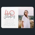 40 und fabelhafte Geburtstagsparty Foto Einladung  Magnet<br><div class="desc">Feiern Sie Ihren 40. Geburtstag stilvoll mit diesen gräulich-rosa vierzig und fabelhaften Geburtstagsparty Foto Einladungen. Modernes Design mit Skripttext und fett formatierter Grafik. Ändern Sie die Farbe,  um sie anzupassen. Teil einer Sammlung.</div>