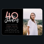 40 und fabelhafte Geburtstagsparty Foto Einladung  Magnet<br><div class="desc">Feiern Sie Ihren 40. Geburtstag stilvoll mit diesen schwarz-rosa vierzig und fabelhaften Geburtstag Überraschung Party Foto Einladungen. Modernes Design mit Skripttext und fett formatierter Grafik. Ändern Sie die Farbe,  um sie anzupassen. Teil einer Sammlung.</div>