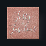40 und fabelhafte Rose Gold Blush Pink Glitzer Button<br><div class="desc">40 und fabelhafte 40. Geburtstag Party Imitats Sparkle und Glitzer Rose Gold Blush Pink Tasten sind perfekt für eine Rose Gold oder Blush Pink Geburtstagsparty. Diese 40 und fabelhaften Party-Buttone sind perfekt für eine mädchenhafte Geburtstagsparty.</div>