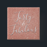 40 und fabelhafte Rose Gold Blush Pink Glitzer Button<br><div class="desc">40 und fabelhafte 40. Geburtstag Party Imitats Sparkle und Glitzer Rose Gold Blush Pink Tasten sind perfekt für eine Rose Gold oder Blush Pink Geburtstagsparty. Diese 40 und fabelhaften Party-Buttone sind perfekt für eine mädchenhafte Geburtstagsparty.</div>