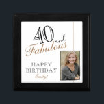 40 und fabelhaftes Elegant 40. Geburtstag Foto Erinnerungskiste<br><div class="desc">40 und fabelhafte Elegant 40. Geburtstag Foto Geschenkboxen. Fügen Sie Ihren Namen und Ihr Foto hinzu.</div>