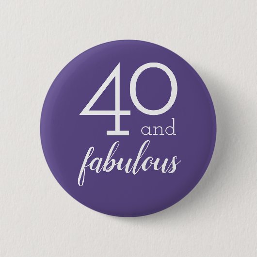 40 und Fabulous | Moderne Violet- und Weißtypograf Button (Vorderseite)