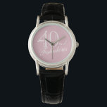 40 und Fabulous Pink Elegant Script 40. Geburtstag Armbanduhr<br><div class="desc">40 und Fabulous Pink Elegant White Script Frau 40th Birthday Watch. Trendy weiße Skript auf rot-rosa Hintergrund. Ein perfektes Geschenk für eine Frau,  die den 40. Geburtstag feiert.</div>