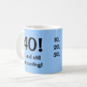 40.. und immer noch Buchhaltung! Dreifachseitige T Kaffeetasse (Vorderseite Links)
