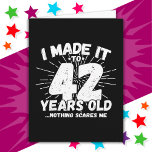 42 Jahre alt Sarcastic Meme Funny 42. Geburtstag Karte<br><div class="desc">Dieses witzige 42. Geburtstagsdesign macht einen sarkastischen Spaß-Witz oder ein Novum-Gag für ein 42-jähriges Geburtstagsthema oder überraschend 42. Geburtstagsparty! Features 'I Made it to 42 Years Old.. Nothing Scares Me' lustiges 42. Geburtstagsmeme,  das viel Lachen von Familie,  Freunden,  Party und dem Geburtstag Typ oder Mädchen bekommen wird!</div>