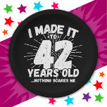 42 Jahre alt Sarcastic Meme Funny 42. Geburtstag Pappteller<br><div class="desc">Dieses witzige 42. Geburtstagsdesign macht einen sarkastischen Spaß-Witz oder ein Novum-Gag für ein 42-jähriges Geburtstagsthema oder überraschend 42. Geburtstagsparty! Features 'I Made it to 42 Years Old.. Nothing Scares Me' lustiges 42. Geburtstagsmeme,  das viel Lachen von Familie,  Freunden,  Party und dem Geburtstag Typ oder Mädchen bekommen wird!</div>