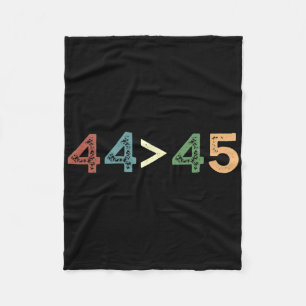 44 > 45 Anti Trump Oma ist größer als Trump Fu Fleecedecke