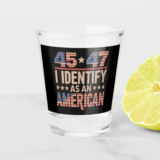 45 47 Ich bezeichne mich als amerikanischen Trump- Schnapsglas (Vorderseite)