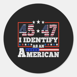 45 47 Ich identifiziere mich als Amerikaner Trump  Runder Aufkleber