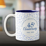 45. 65. Hochzeitstag Herzlich willkommen im Confet Zweifarbige Tasse<br><div class="desc">Mit feinen Herzen Konfetti. Persönlich gestalten Sie Ihre Saphirjubiläumsdetails mit Set in schicken Schriften. Entwickelt von Thisisnotme©</div>