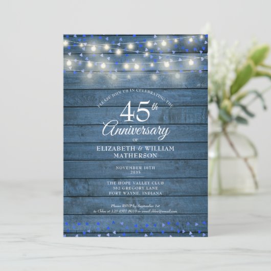 45. 65. Jubiläum String Lights Wood Hearts Einladung (Stehend Vorderseite)