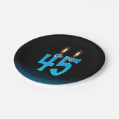 45. Geburtstag mit hellen Kerzenzahlen Pappteller (Schrägansicht)