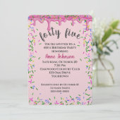 45. Geburtstag rosa Icing und Sprinklen Einladung (Stehend Vorderseite)