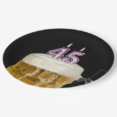 45. Geburtstagsbier auf schwarzem Papierplatten Pappteller (Schrägansicht)
