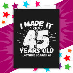 45 Jahre alt Sarcastic Meme Funny 45. Geburtstag Karte<br><div class="desc">Dieses witzige 45. Geburtstagsdesign macht einen sarkastischen Spaß-Witz oder ein Novum-Gag-Geschenk für ein 45-jähriges Geburtstagsthema oder überraschend 45. Geburtstagsparty! Das "I made it to 45 Years Old.. Nothing Scares Me" lustige 45. Geburtstagsmeme,  die viel Lachen von Familie,  Freunden,  Party und dem Geburtstagskind oder dem Typ bekommen wird!</div>
