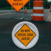 45-MPH-Geschwindigkeitsbereich vor benutzerdefinie Pappteller