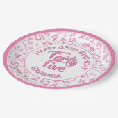 45. Random Zahlenmuster Rosa/Weiß Pappteller (Schrägansicht)