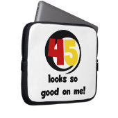 45 sieht mir so gut aus wie Shirts und Geschenke Laptopschutzhülle (Vorne Rechts)