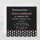 45. Überraschung Geburtstag Schwarz-weiß Polka Dot Einladung (Rückseite)