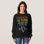 45th Anniversary  Couples She Still Puts Up With M Sweatshirt (Vorne ganz)