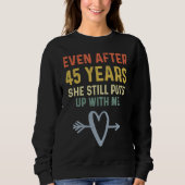 45th Anniversary Couples She Still Puts Up With M Sweatshirt (Vorderseite)