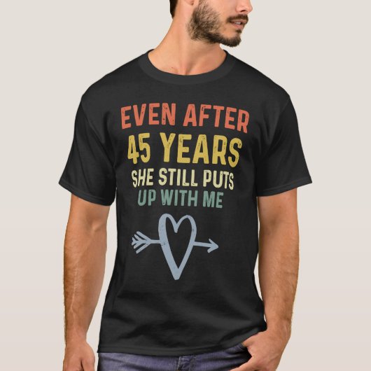 45th Anniversary  Couples She Still Puts Up With M T-Shirt (Vorderseite)