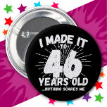 46 Jahre alt Sarcastic Meme Funny 46. Geburtstag Button<br><div class="desc">Dieses witzige 46. Geburtstagsdesign macht einen sarkastischen Spaß-Witz oder ein Novum-Gag für ein 46-jähriges Geburtstagsthema oder überraschend 46. Geburtstagsparty! Das "I made it to 46 Years Old.. Nothing Scares Me" lustige 46. Geburtstagsmeme,  die viel Lachen von Familie,  Freunden,  Party und dem Geburtstagskind oder dem Typ bekommen wird!</div>