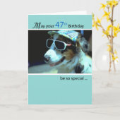47. Geburtstag Hund in Sonnenbrille Karte (Gelbe Blume)