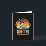 49-jähriger Tag 1976 Vintag 49. Geburtstagsfrauen Karte<br><div class="desc">Feiern Sie stilvoll mit diesem einzigartigen und lustig Vintag Inspiriert Geburtstagsgeschenk-Design! Dieses Geburtstagsbild hebt Ihren besonderen Meilenstein perfekt hervor. Egal, ob Sie zwischen 9, 21, 30, 40, 50 oder einem Alter dazwischen drehen, zeigen Sie stolz Ihren Legendären Status mit Spaß und Nostalgie. Diese Vintage Geburtstagsgrafik ist eine ideale Geschenkidee für...</div>