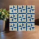 4.25" Blaues, weißes Pinwheel Muster Quilt Muster Fliese<br><div class="desc">Diese elegante, blau-weiße Keramik ist mit einem Vintagen Patchwork-Quiltmuster des amerikanischen Handwerkers Ira Blount gestaltet. Fügen Sie Ihrer Küche, dem Bad, dem Tresen, dem Backsplash oder anderen gekachelten Raum rustikalen Charme hinzu. Auch macht ein tolles Trivet. Traditionell mit geometrischen Formen, die sich zeitgenössisch anfühlen, fügt diese Kachel Ihrer Zuhause eine...</div>