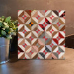 4.25" Elegantes Patchwork Vintages Muster Fliese<br><div class="desc">Diese elegante Keramik-Kachel zeichnet sich durch ein Vintages Patchwork-Quiltmuster in farbenfrohen Tönen von Rosa/Koralle und Taupe aus. Gemütlicher Charme und Originalität für Ihre Küche, Badezimmer, Tresen, Backsplash oder andere geflieste Räume. Auch macht ein tolles Trivet. Ein rustikales, antikes Muster mit einem deutlich modernen, grafischen Look. Geeignet für das Land Zuhause...</div>