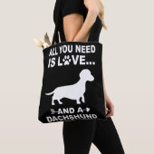 4 Alles was Sie brauchen ist Liebe und eine Dackel Tasche (Von Nahem)