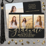 4 Foto Abschluss Collage Black und Gold Script Ankündigung<br><div class="desc">Teilen Sie die Freude eines Gymnasiums oder Uni-Abschlusses mit diesen individuellen 4 Foto Collage Black and Gold Ankündigungen. Alle Bilder und Texte sind einfach zu personalisieren. (IMAGE PLACEMENT TIP: Eine einfache Möglichkeit, ein Foto genau so zu zentrieren, wie Sie es gewollt haben, ist es, es einzuschneiden, bevor Sie es auf...</div>