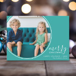 4 Foto Aquamarin Blue Handgeschriebene Frohe Weihn Feiertagskarte<br><div class="desc">Verwenden Sie auf der Vorderseite ein quadratisches Foto mit dem Thema zentriert. Machen Sie einen einzigartigen und trendigen Frohen Weihnachtsgrüßen mit drei Fotos auf der Rückseite. Wenn Sie etwas bewegen möchten,  klicken Sie auf die Schaltfläche Anpassen,  um Änderungen vorzunehmen.</div>
