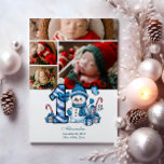 4 Foto Blue Snowman Erster Weihnachtsmann Feiertagskarte<br><div class="desc">Feiern Sie die erste Urlaubssaison Ihres Kleinen mit diesem fröhlichen Winterdesign mit einer blauen karierten Zahl,  einem bezaubernden Schneemann und verstreuten Bonbons und Geschenken. Passen Sie es mit dem Foto und den Geburtsdetails Ihres Babys an,  um einen Sake zu schaffen,  der Ihren Erinnerungen Charme und Magie verleiht.</div>