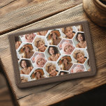 4 Foto Collage - Funky Honeycomb Hexagon Muster Tri-fold Geldbeutel<br><div class="desc">Nutzen Sie Ihre SQUARE Fotos für die besten Ergebnisse! Ein verrücktes Muster mit Ihren Lieblings-Fotos und optionalem Text. Um die Hintergrundfarbe zu ändern - klicken Sie auf den Bereich "Anpassen" oder "Erweitert" und wählen eine Farbe im Farbwähler aus. Fügen Sie Ihre Bilder und Snapshots zu diesem Film-Streifen für einen lustigen...</div>