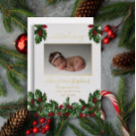 4 Foto Collage Holly Berries Geburtsankündigung Folien Feiertagskarte<br><div class="desc">Sweet baby Girl heilig und Beeren Weihnachtsfeiertag blumenreich vier Foto Collage zweiseitige Geburtserklärung mit Goldfolientext und Akzente vorne. Fügen Sie einfach die Fotos und Details Ihres wertvollen Babys hinzu,  um dieses Design zu vervollständigen. Composite Design von Holiday Hearts Designs (Rechte vorbehalten).</div>