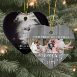 4 Foto Schwangerschaft 1. Weihnachten Graue Imitat Keramik Ornament<br><div class="desc">Feiern Sie das wertvolle Geschenk Ihres neuesten Familienmitglieds mit einem stilvollen 4-Foto-Collage herzförmige Keramik-Ornament. Ein geschlechtsneutrales Design mit grauem Imitat-Holzrahmen eignet sich für einen neuen kleinen Jungen oder ein neues Mädchen. Aufnahme und Bilder auf dieser Vorlage sind einfach zu personalisieren. (IMAGE PLACEMENT TIP: Eine einfache Möglichkeit, ein Foto genau so...</div>