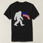 4. Juli Bigfoot Sasquatch Holding American Fla T-Shirt (Design vorne)