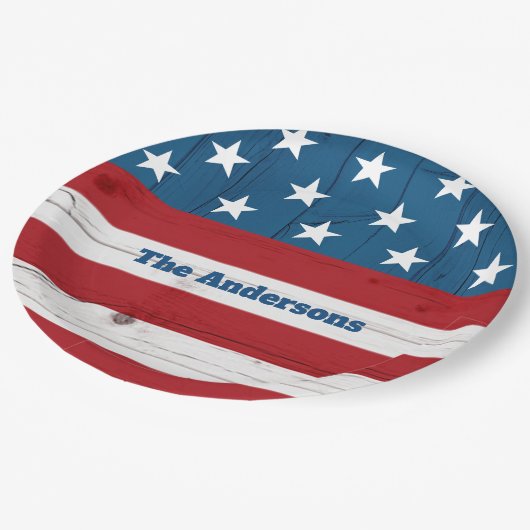 4. Juli Fett Stars Streifen Flag Rustikales Holz Pappteller (Schrägansicht)
