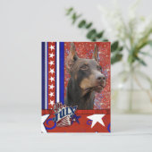 4. Juli Firecracker - Doberman - Rot - Rocky Postkarte (Stehend Vorderseite)