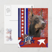 4. Juli Firecracker - Doberman - Rot - Rocky Postkarte (Vorne/Hinten)