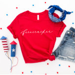 4. Juli Firecracker Minimalistisches White Script T-Shirt<br><div class="desc">Wenn Sie dieses Design Liebe,  kommen Sie Karo aus unserer All American Collection! Jeden Tag fügen wir neue Designs hinzu!</div>