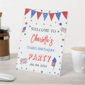 4. Juli Geburtstag, Begrüßungszeichen Sockelschild (In SItu)