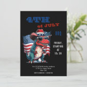 4. Juli glücklicher Dinosaurier mit US-Flagge Einladung (Stehend Vorderseite)