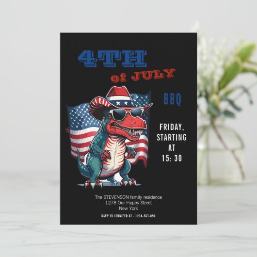 4. Juli glücklicher Dinosaurier mit US-Flagge Einladung (Stehend Vorderseite)
