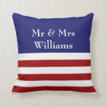 4. Juli Hochzeitskissen Kissen<br><div class="desc">Der Name des neuen Ehepaares schmückt dieses rote,  weiße und blaue Kissen und ist damit ein tolles Accessoire für den Sweetheart Tisch oder neue Zuhause.</div>