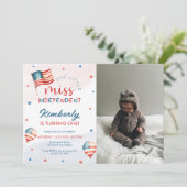 4. Juli Little Miss Unabhängiges Geburtstag Foto Einladung (Stehend Vorderseite)